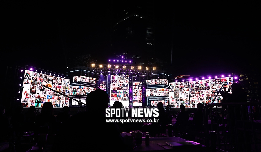 [포토S] '랜선 팬들과 함께'