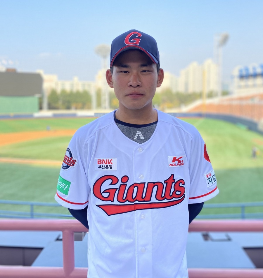 [공식발표]‘고교 특급’ 김진욱, 롯데와 계약금 3억7000만원 사인 “우승 일구겠다”