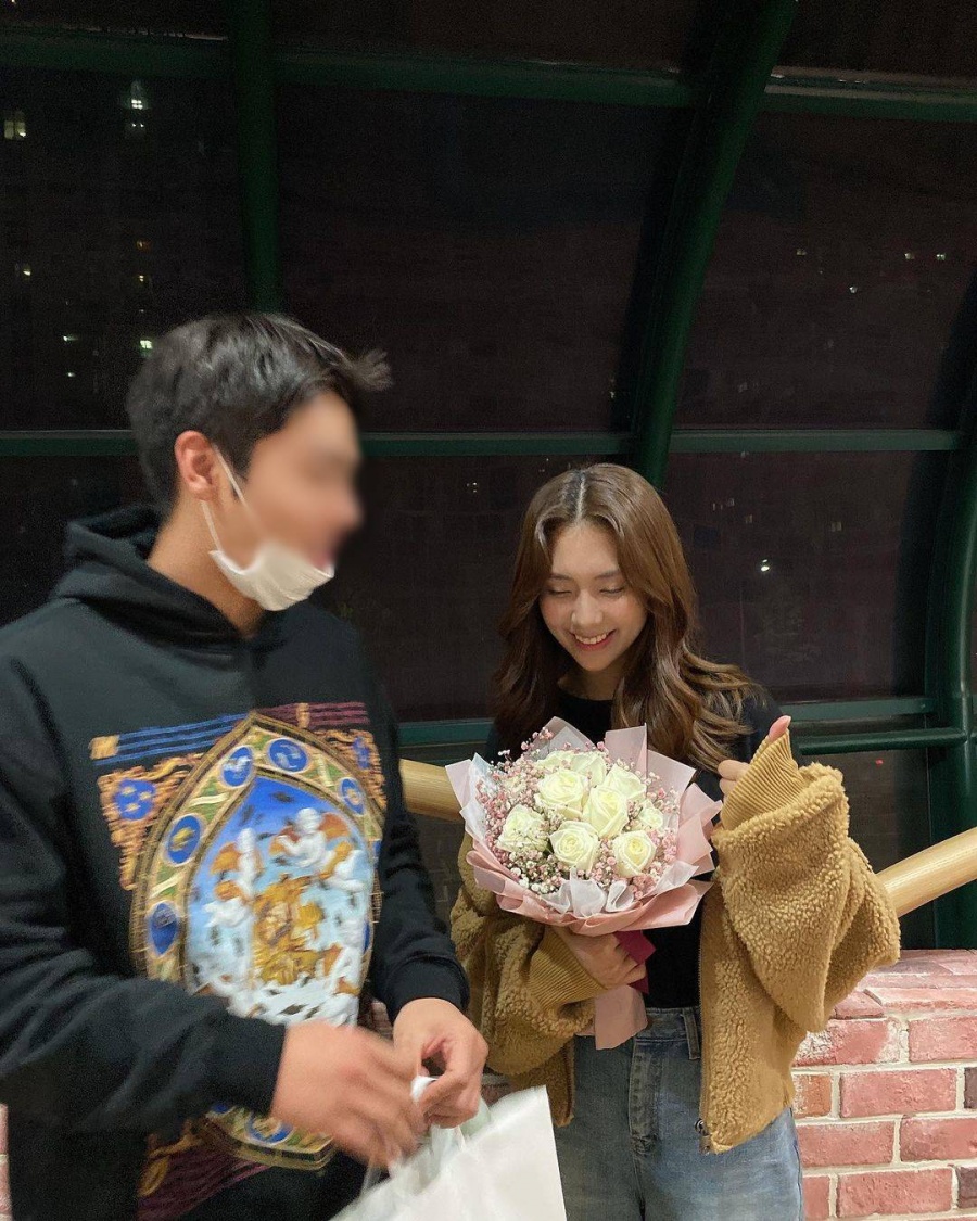 "예쁜 아이에게"…'탑과 열애설' 김가빈, 꽃과 향수 선물 공개