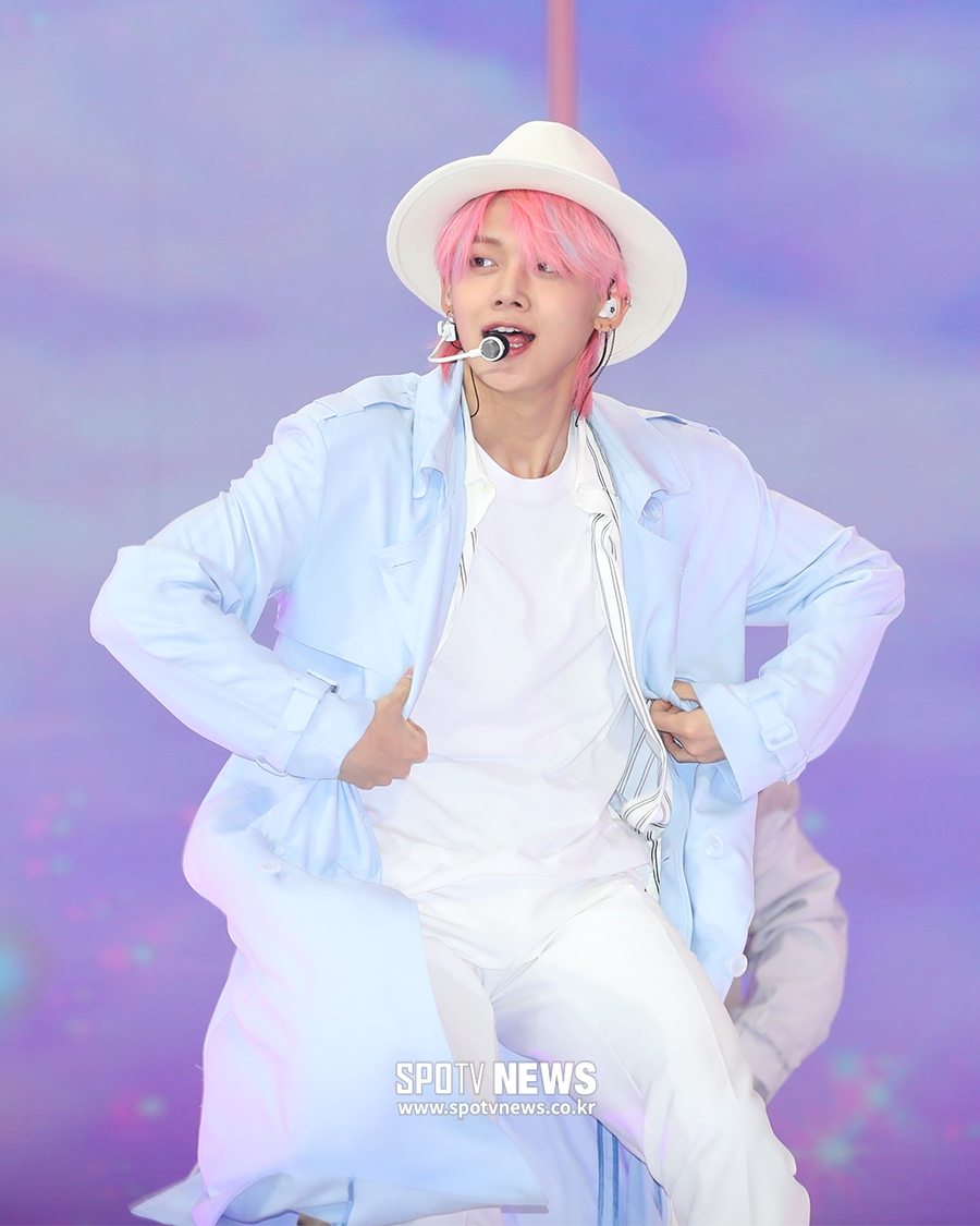 [포토S] TXT 연준, 하늘빛 코트 입고 샤랄라