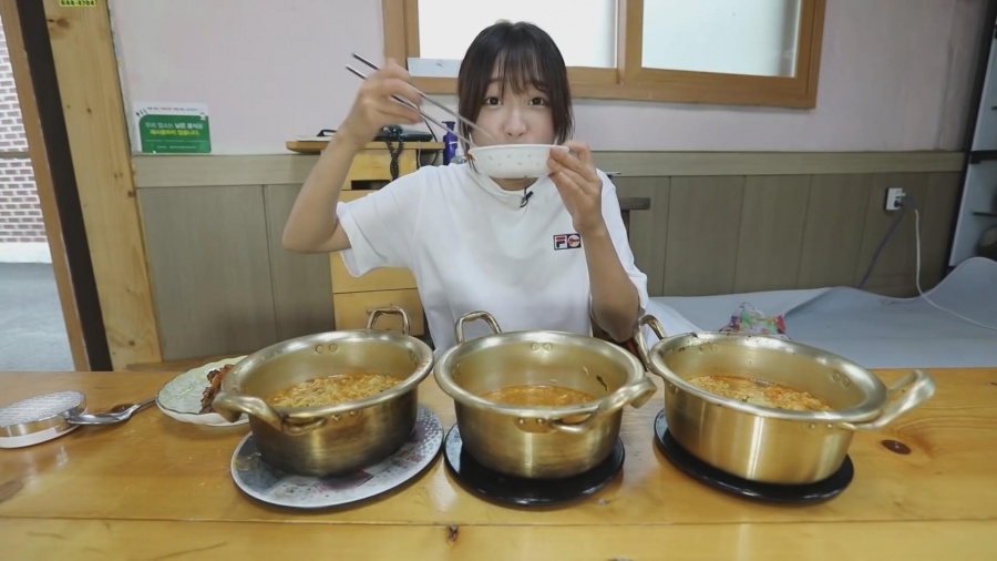 은퇴 선언했던 쯔양, 다시 먹방 시작?