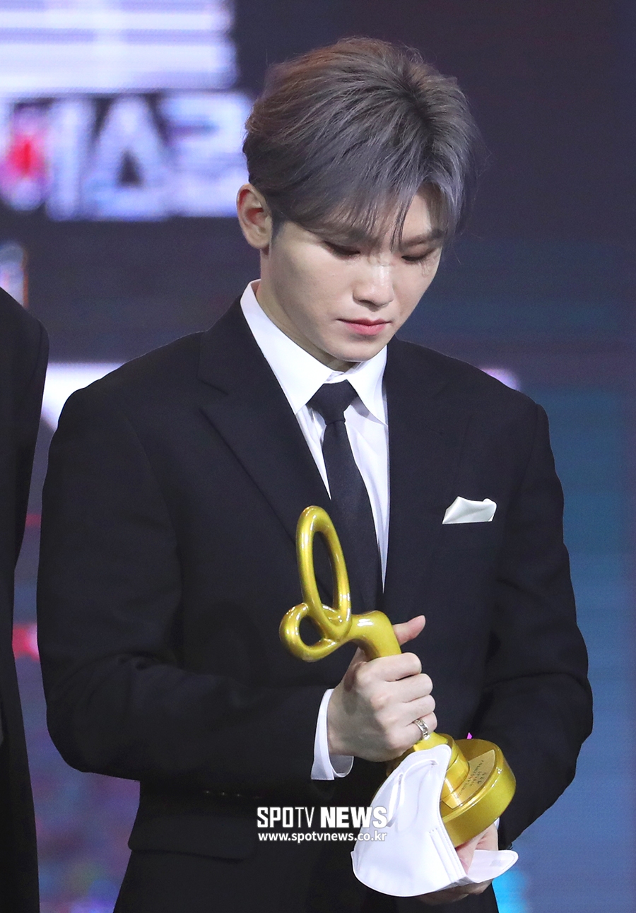 [포토S] 세븐틴 우지, '트로피 소중해'