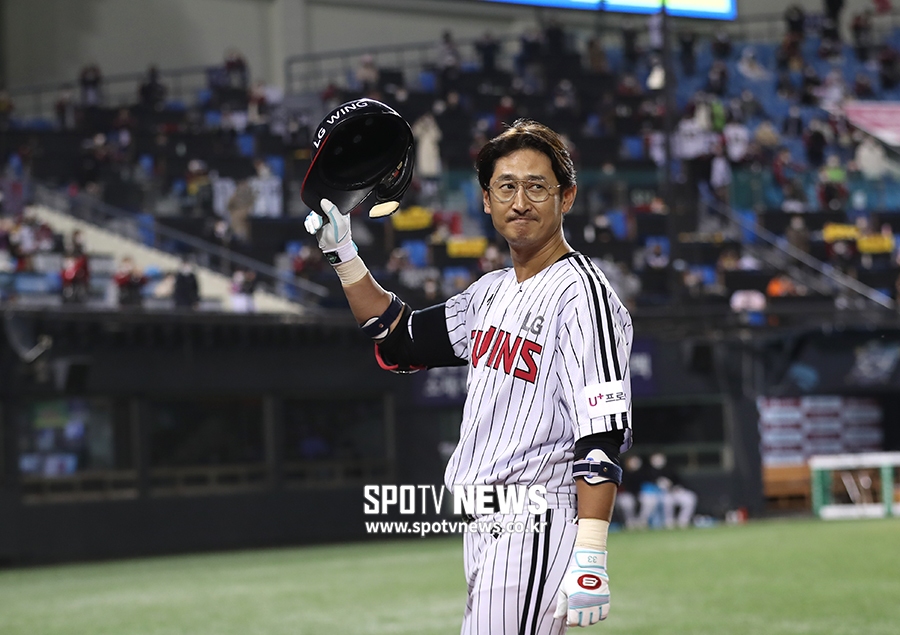 [포토S] 마지막 정규 시즌 홈경기에 나서 인사하는 박용택