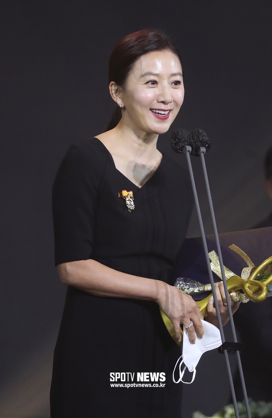 [포토S] 대통령 표창 소감 밝히는 김희애