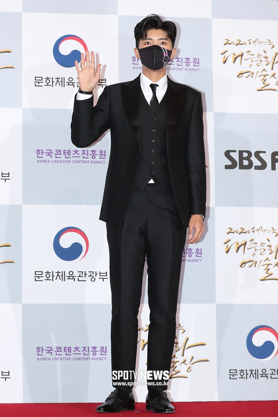 [포토S] 임영웅, 슈트핏 자랑하며