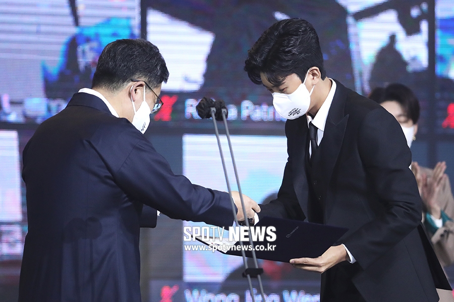 [포토S] 문화체육관광부장관 표창 받는 임영웅