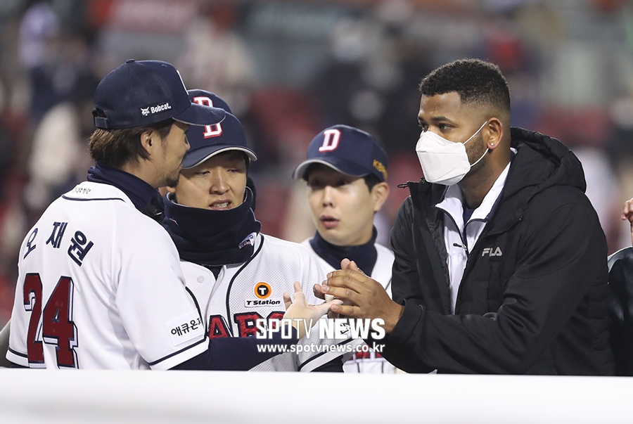 [포토S] 알칸타라 20승 기념구 챙긴 오재원
