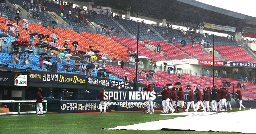 [포토S] 우천 연기된 WC 1차전, 팬들에게 인사하는 키움 선수단
