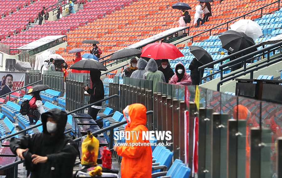 [포토S] 우천 연기된 WC 1차전, 발길 돌리는 팬들