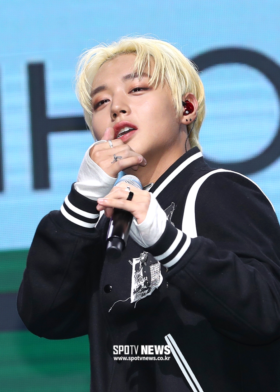 [포토S] 박지훈, 입술을 살짝