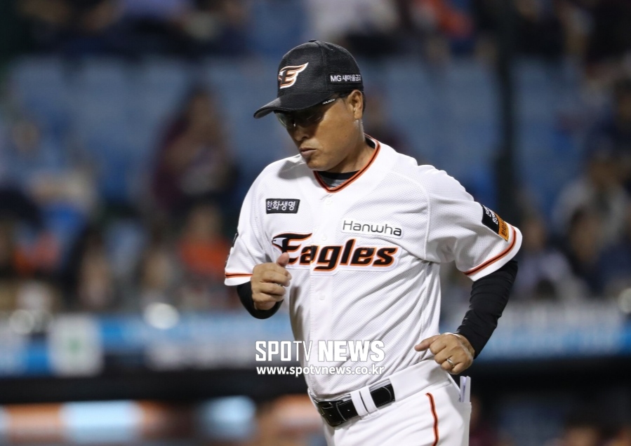 [오피셜] '쇄신' 한화, 송진우·장종훈 등 코치 9명 팀 떠난다