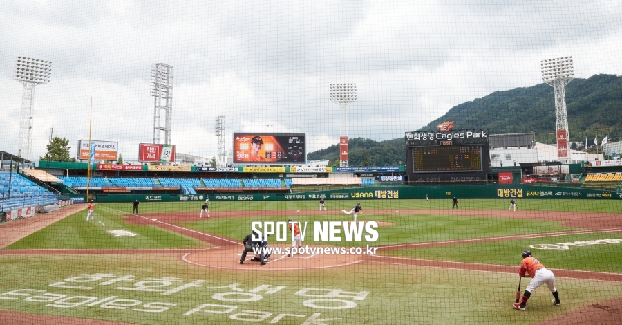 "중장기적 쇄신" 한화의 대대적 '물갈이'… 남은 건 팬들 인내심