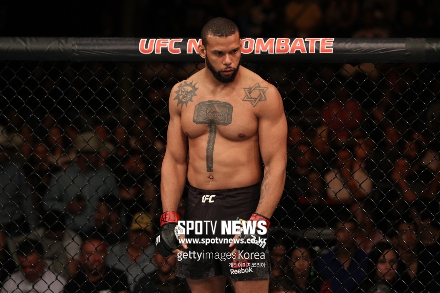[UFC] 존 존스 괴롭힌 산토스, 일방적 초크패…테세이라 5연승