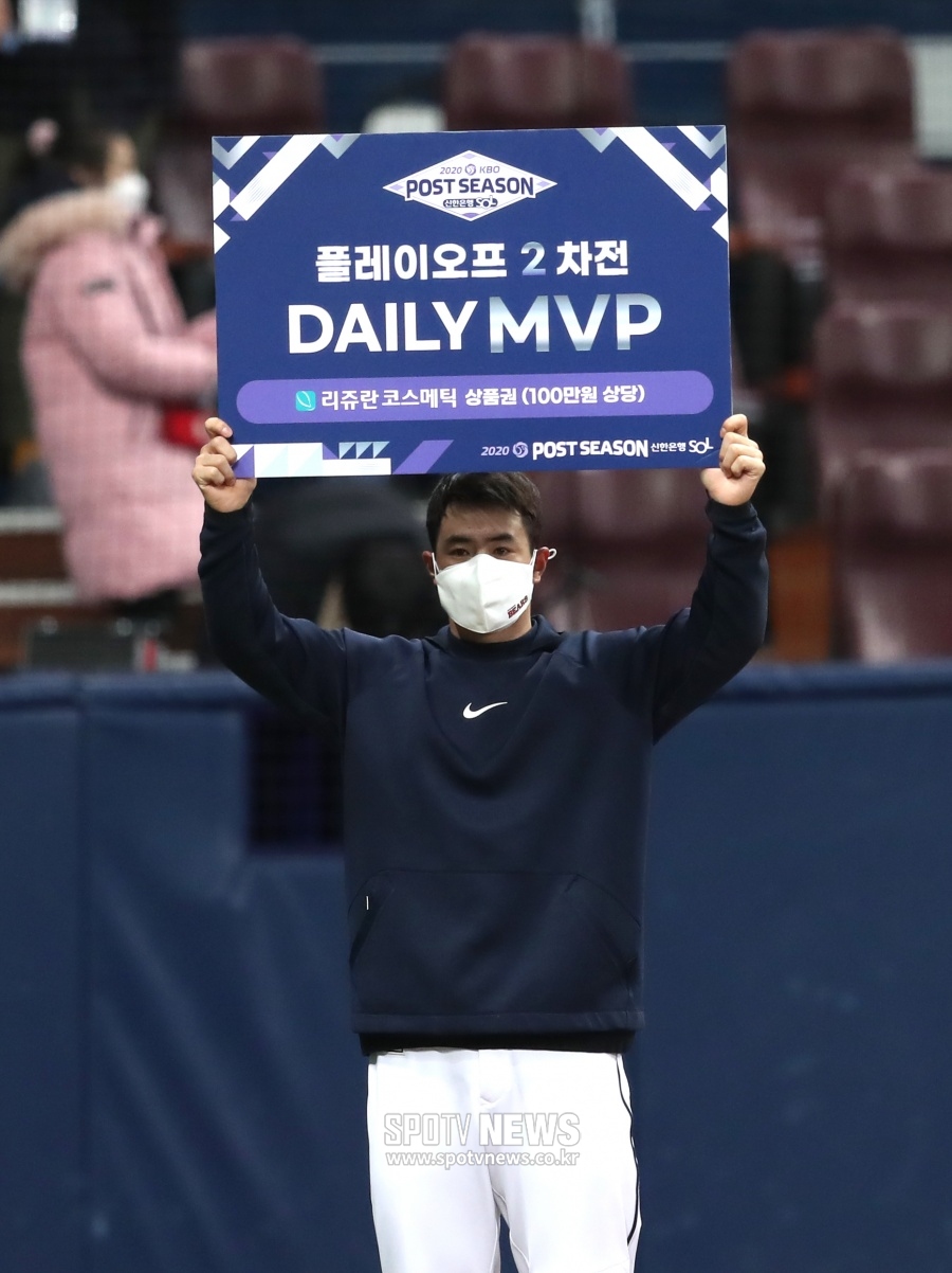 '3안타 3타점' 김재환, PO 2차전 MVP 선정