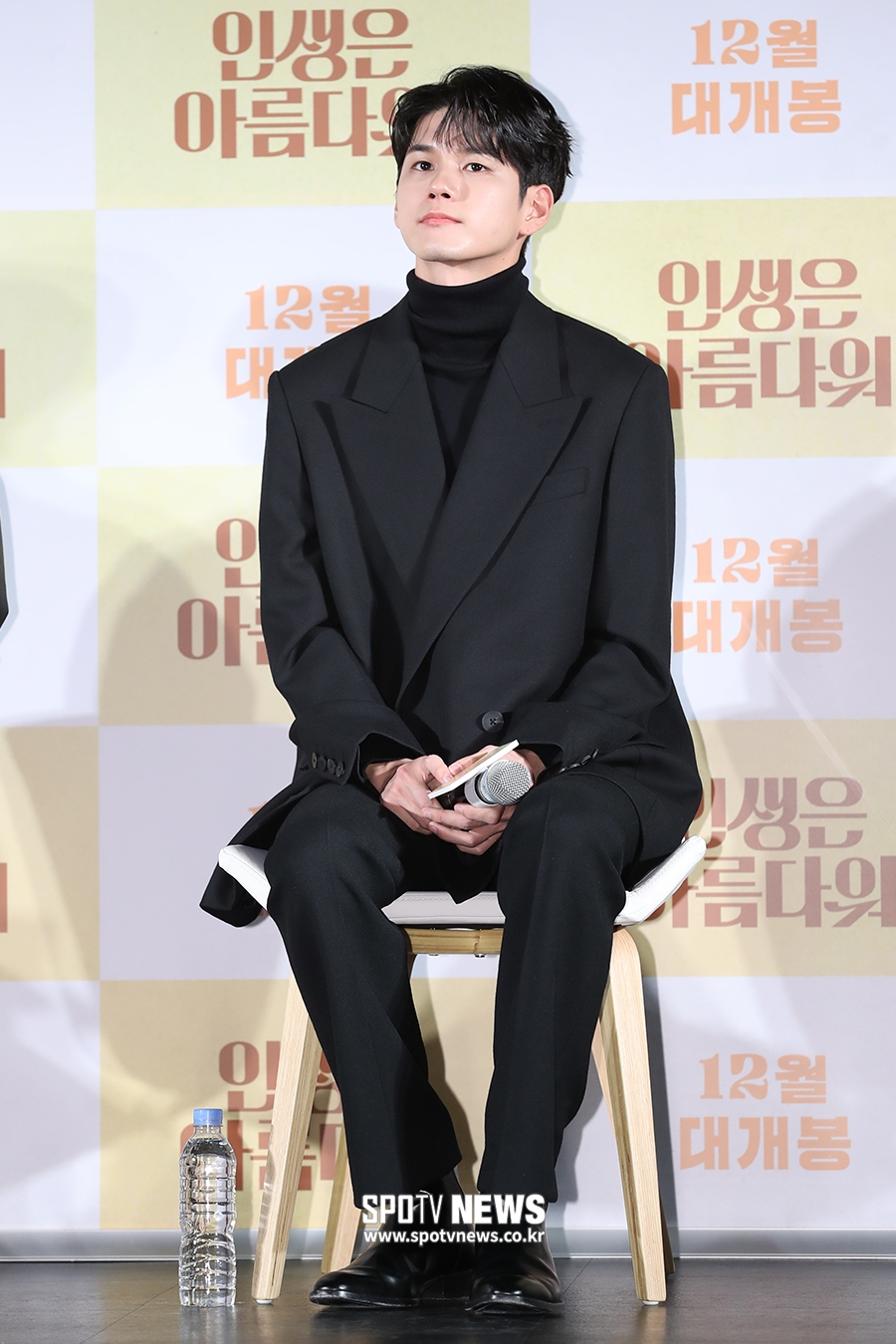 [포토S] 옹성우, 앉아 있어도 완벽한 슈트핏