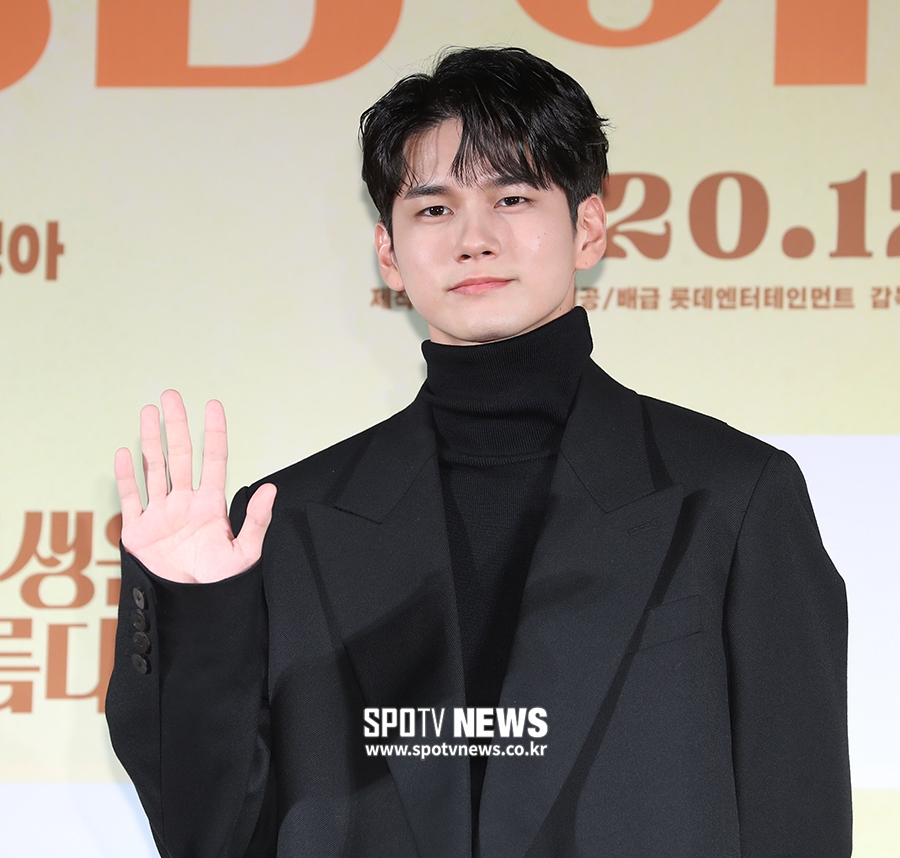 [포토S] 옹성우, 멋지게 손인사
