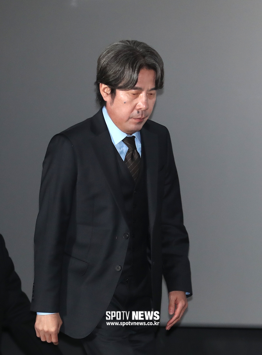 [포토S] 무거운 표정으로 무대 오르는 배우 오달수