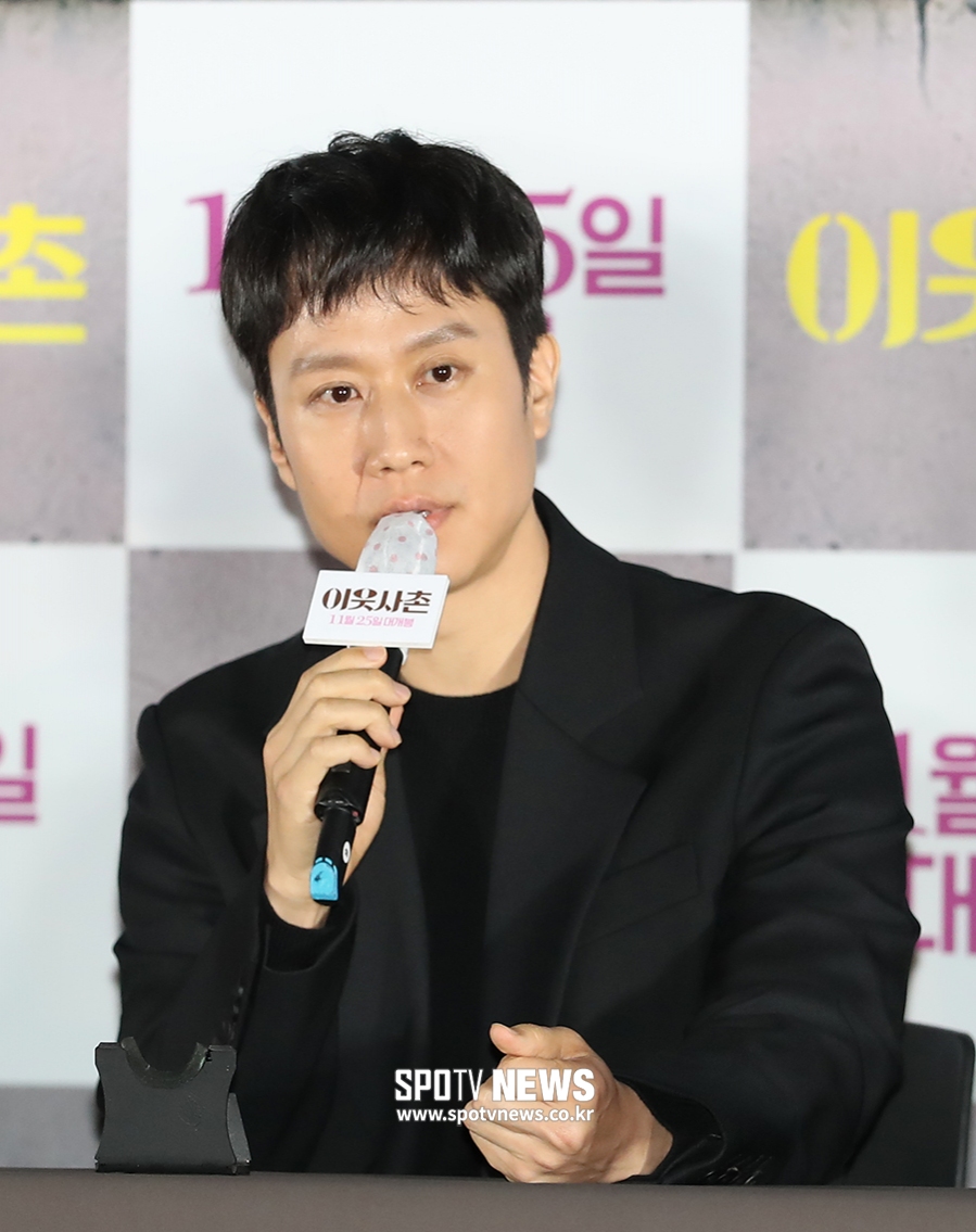 [포토S] 취재진 질문에 답하는 배우 정우