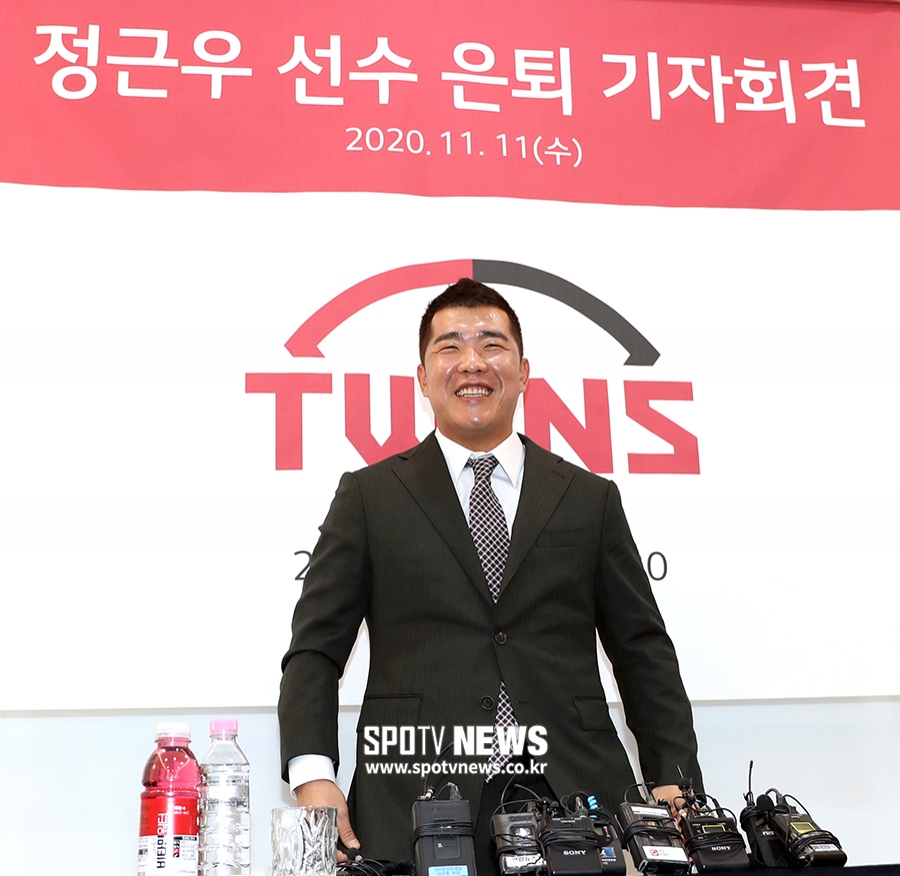[포토S] 미소 지으며 떠나는 정근우