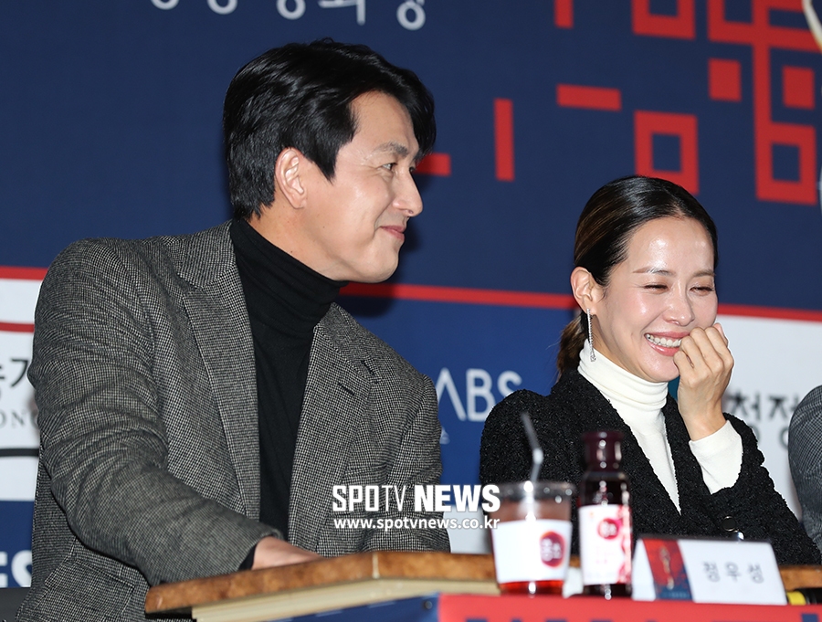 [포토S] 핸드 프린팅 하는 정우성과 조여정