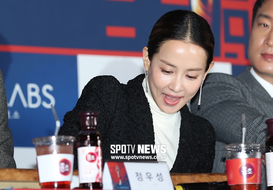 [포토S] 조여정, 손을 꾸욱~