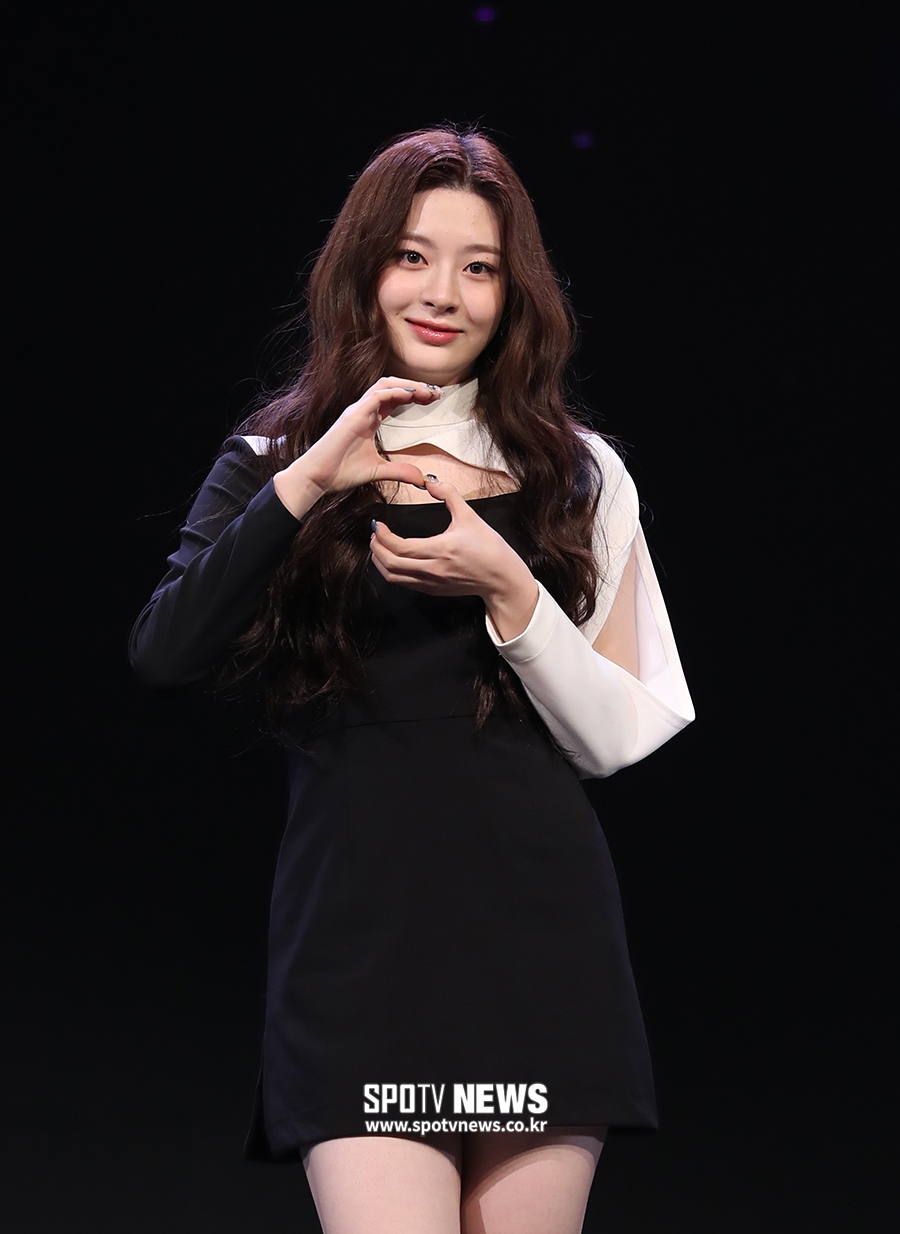 [포토S] 스테이씨 세은, 우아한 핸드사인