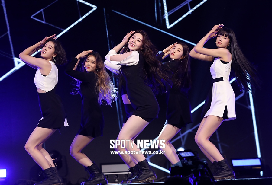 [포토S] 스테이씨, 섹시한 데뷔 무대