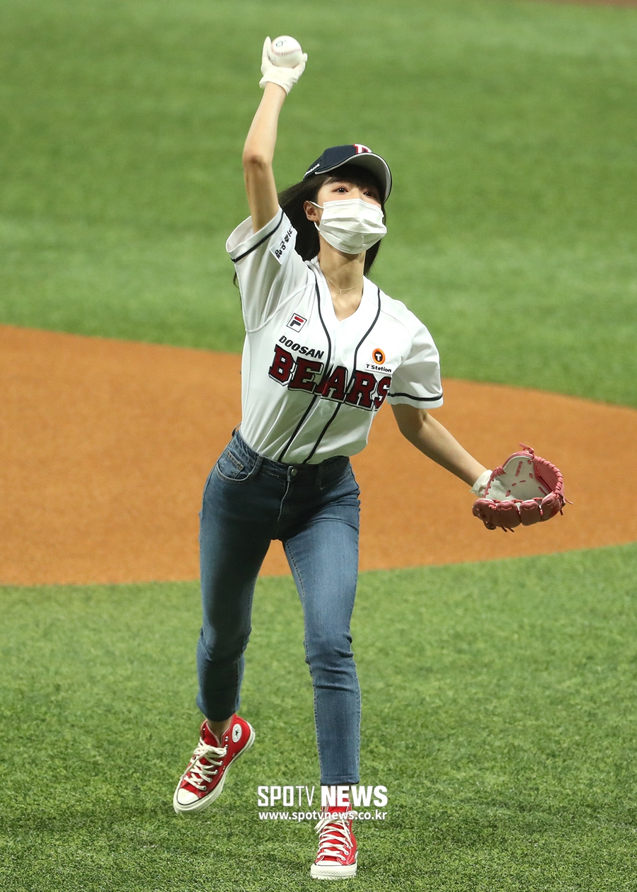 [포토S] 오마이걸 유아, 스키니진 시구