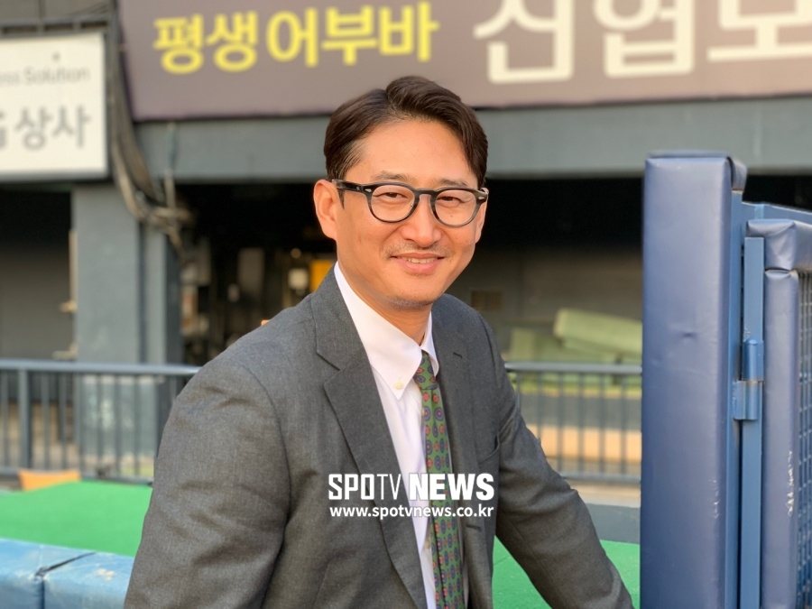 수트 입고 잠실 찾은 박용택 "난 11월까지만 LG맨, 당분간은"