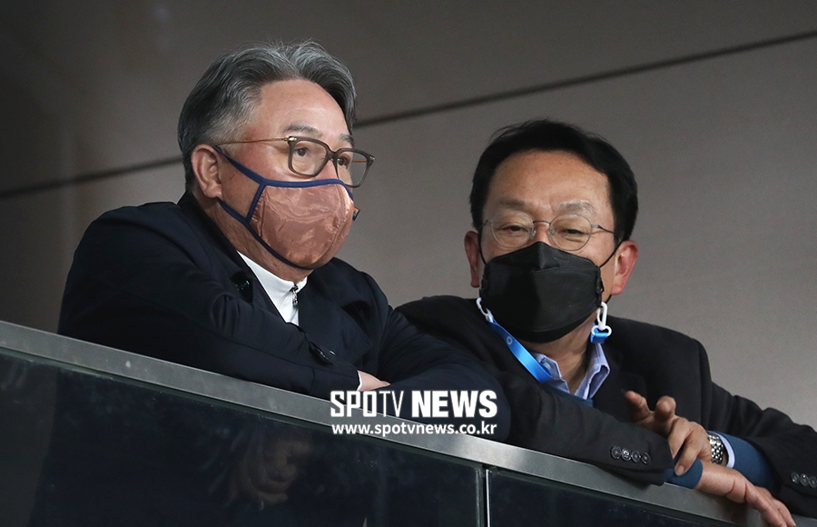 [포토S] 경기 지켜보는 김경문 전 NC 감독
