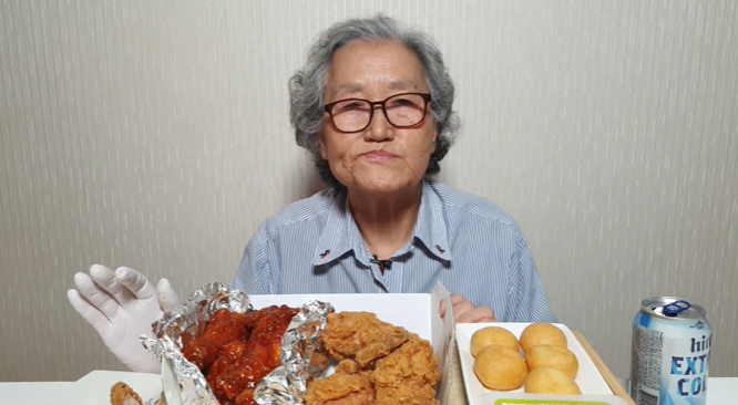 유튜브 접수한 할머니들…'랜선 손주'들은 댓글로 효심 폭발[이슈S]