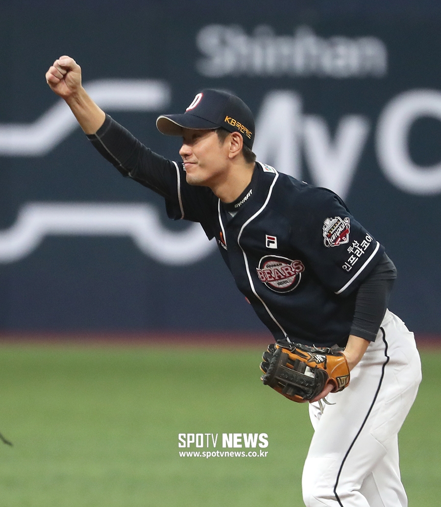 [포토S] 김재호, 행운의 병살 뒤 주먹 불끈!