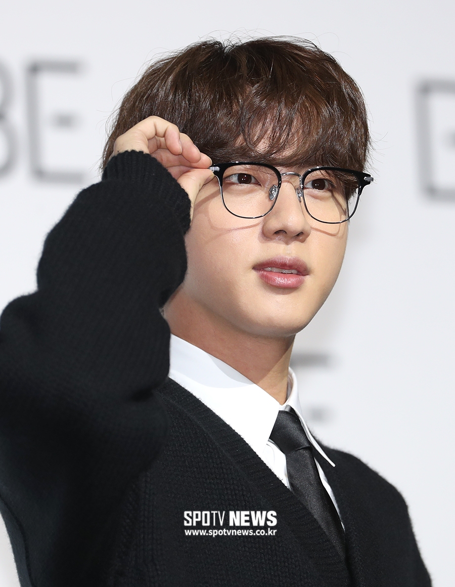 [포토S] 방탄소년단 진, 안경만 살짝 올려도 비주얼 폭발