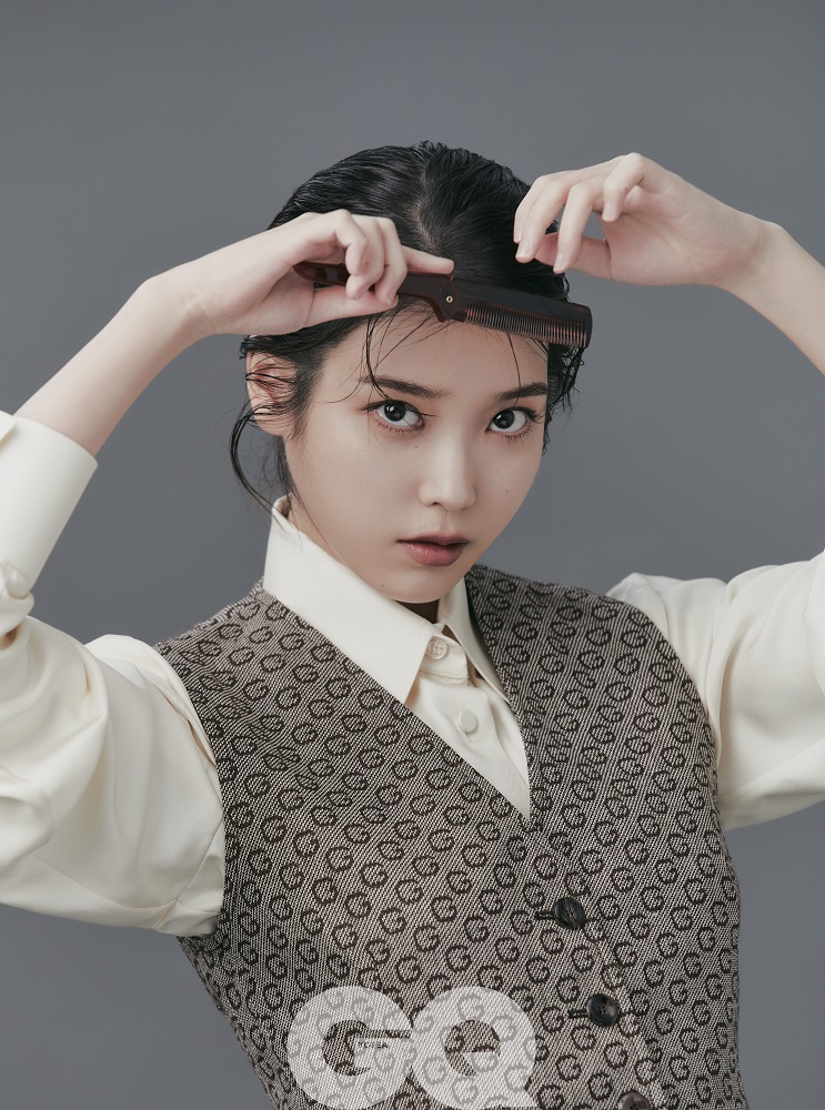아이유, '인간 구찌' 변신…명품 옷보다 더 눈길가는 비주얼 자랑