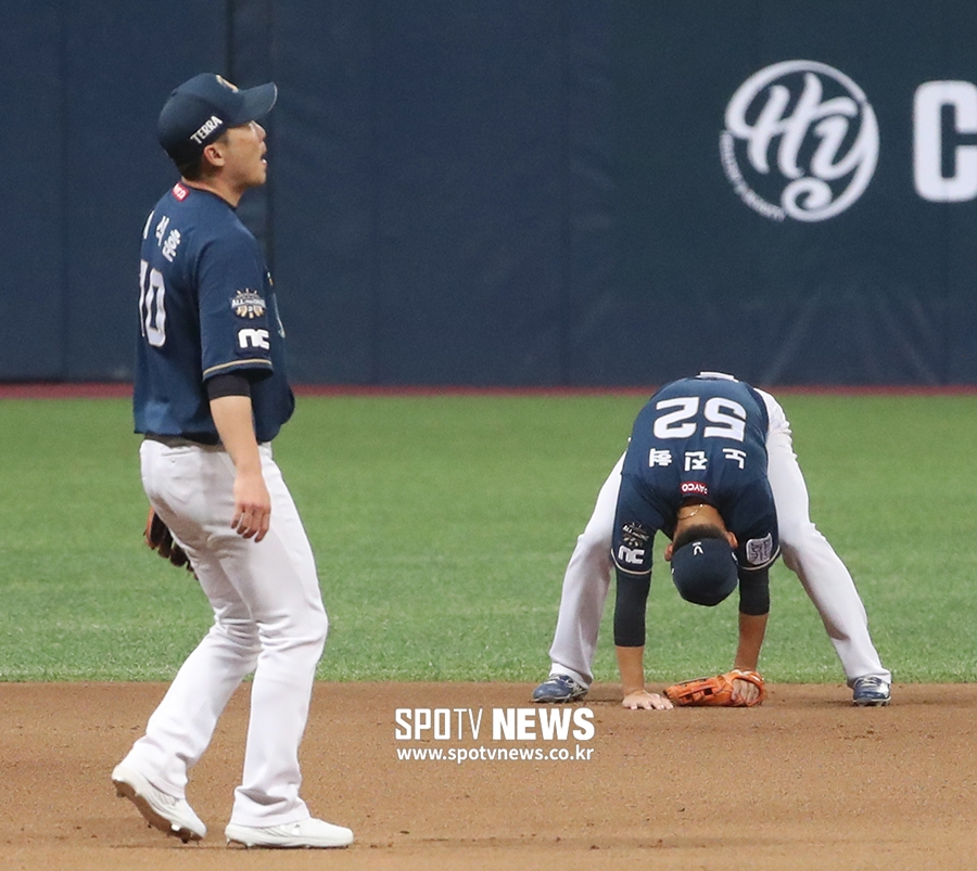 [포토S] 노진혁, 동점 허용하는 치명적인 실책