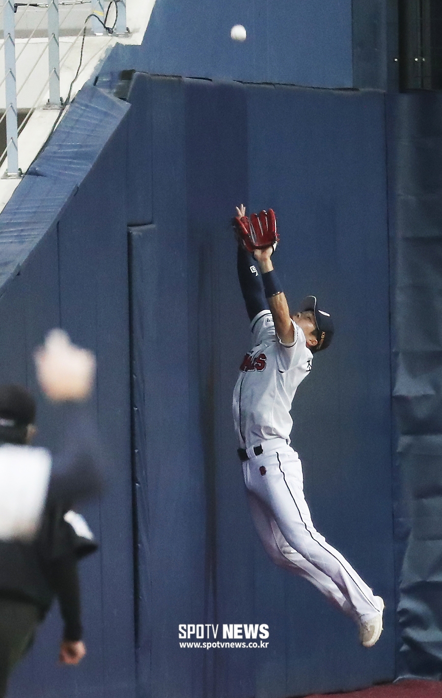 [포토S] 호수비 펼치는 조수행
