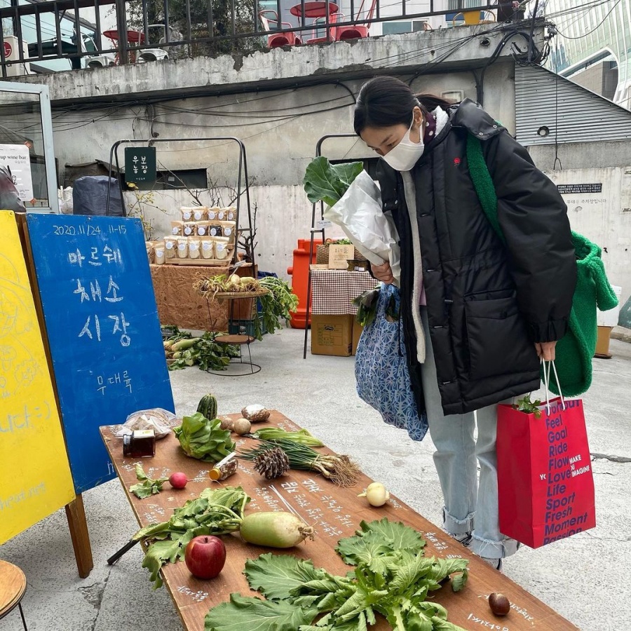 '이휘재♥'문정원, 양손 가득 꽃+채소 '과소비'…여배우 포스는 어디에