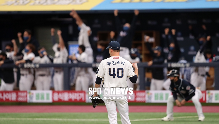 [포토S] 루친스키, 3연속 내야 호수비에 주먹 불끈