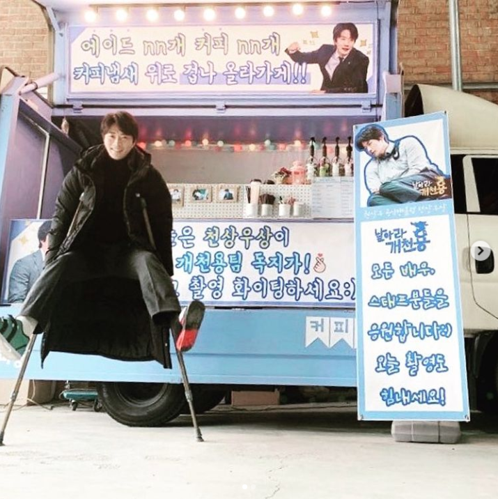 권상우, 수술후 목발 짚고도 신난 '애둘 아빠'…♥손태영 "조심조심"