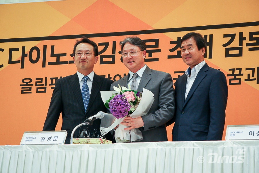 [인터뷰]‘NC 산파’ 김경문 감독 “함께 고생했던 전우들이 일군 우승이라 더욱 값져”