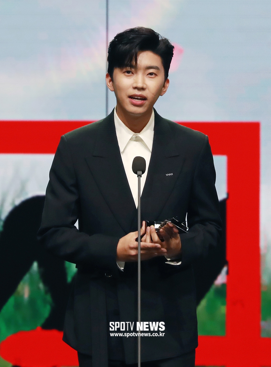 [포토S] '대세남' 임영웅, 핫이슈상 수상