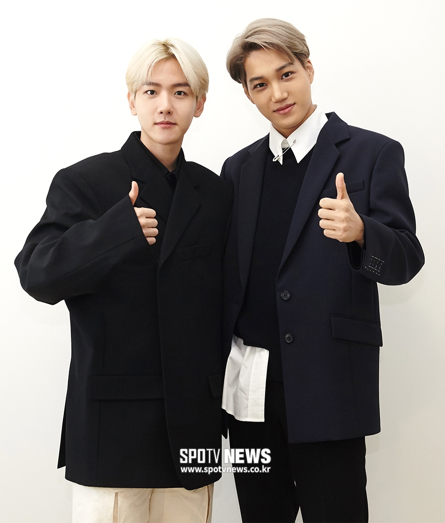 [포토S] 백현-카이, 카이 솔로 앨범 엄지 척!