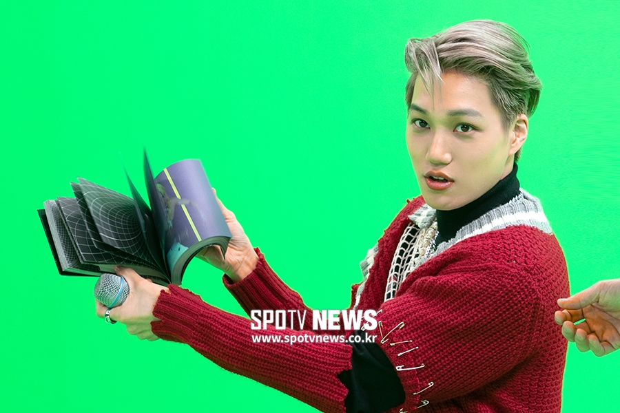 [포토S] 엑소 카이, '앨범 직접 보여 드릴게요'