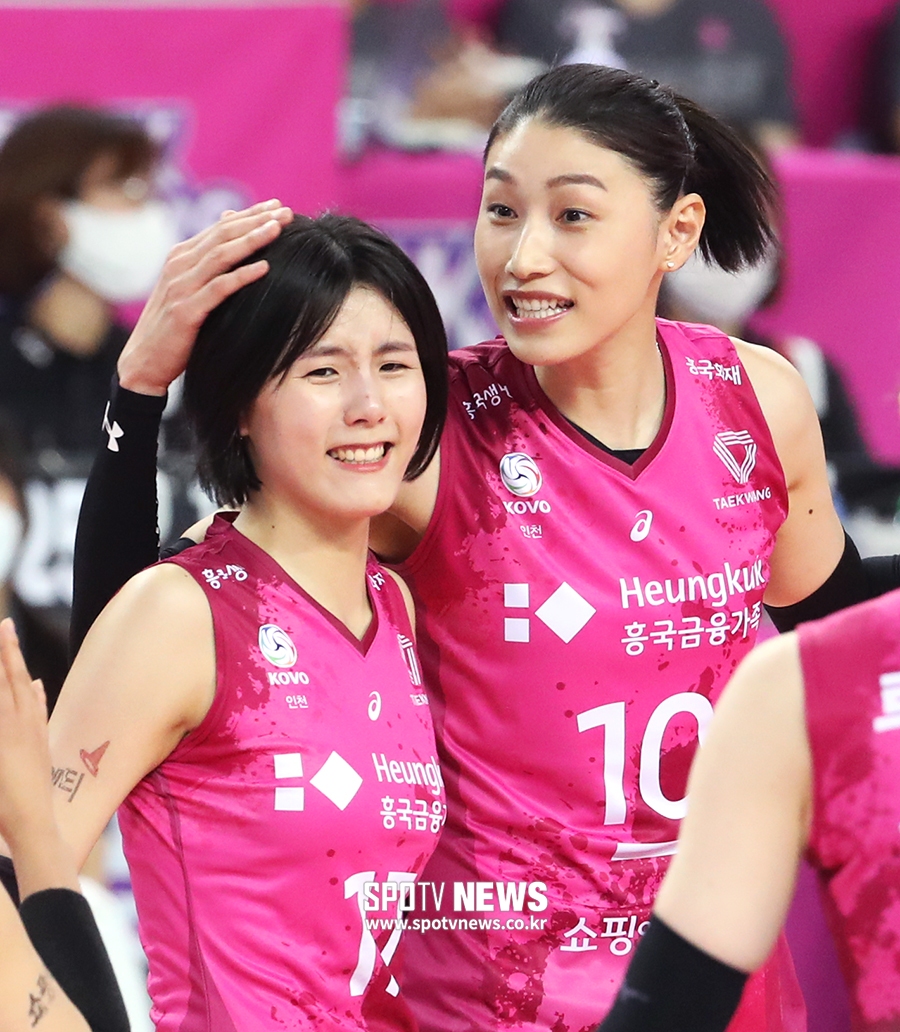 [스토리S] '정신력도 월드 클래스' 김연경, 비매너 논란 딛고 개막 10연승 이끌다