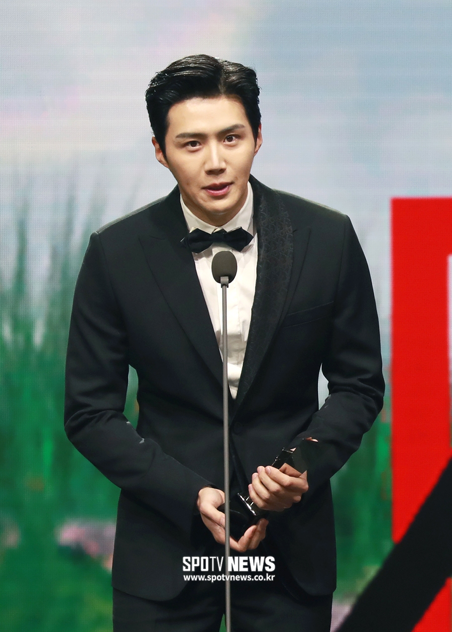 [2020 라이징★] 떡상의 아이콘 김선호, 빠지면 답 없는 무한 매력 (영상)