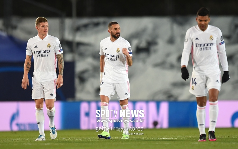 [UCL REVIEW] '벤제마 멀티골' 레알, 극적인 16강 진출…묀헨글라드바흐에 2-0 완승