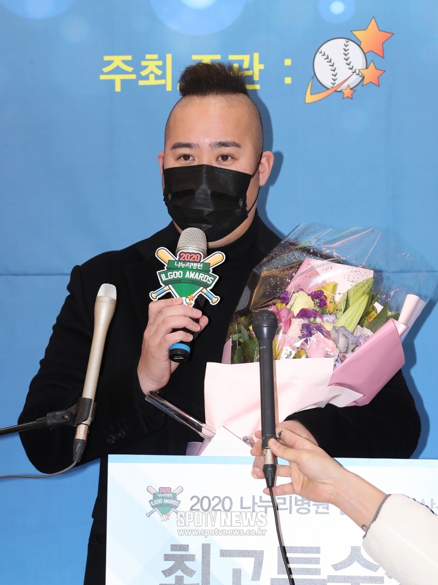 [포토S] 유희관, 선배들이 뽑은 최고의 투수