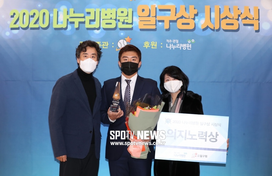 [포토S] 부모님과 함께 기념촬영 하는 강진성
