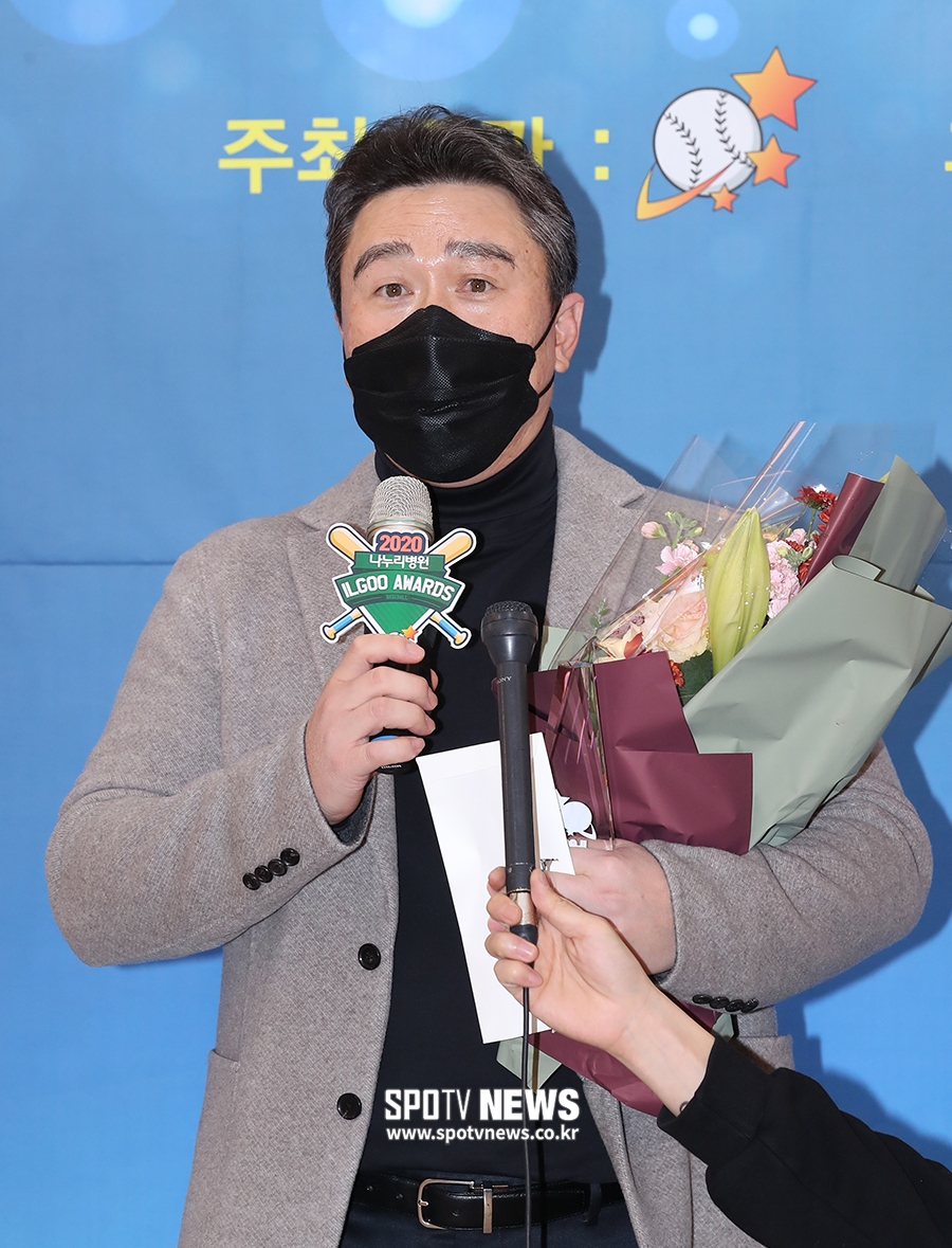 [포토S] 이동욱 감독, 우승과 지도자상을 동시에
