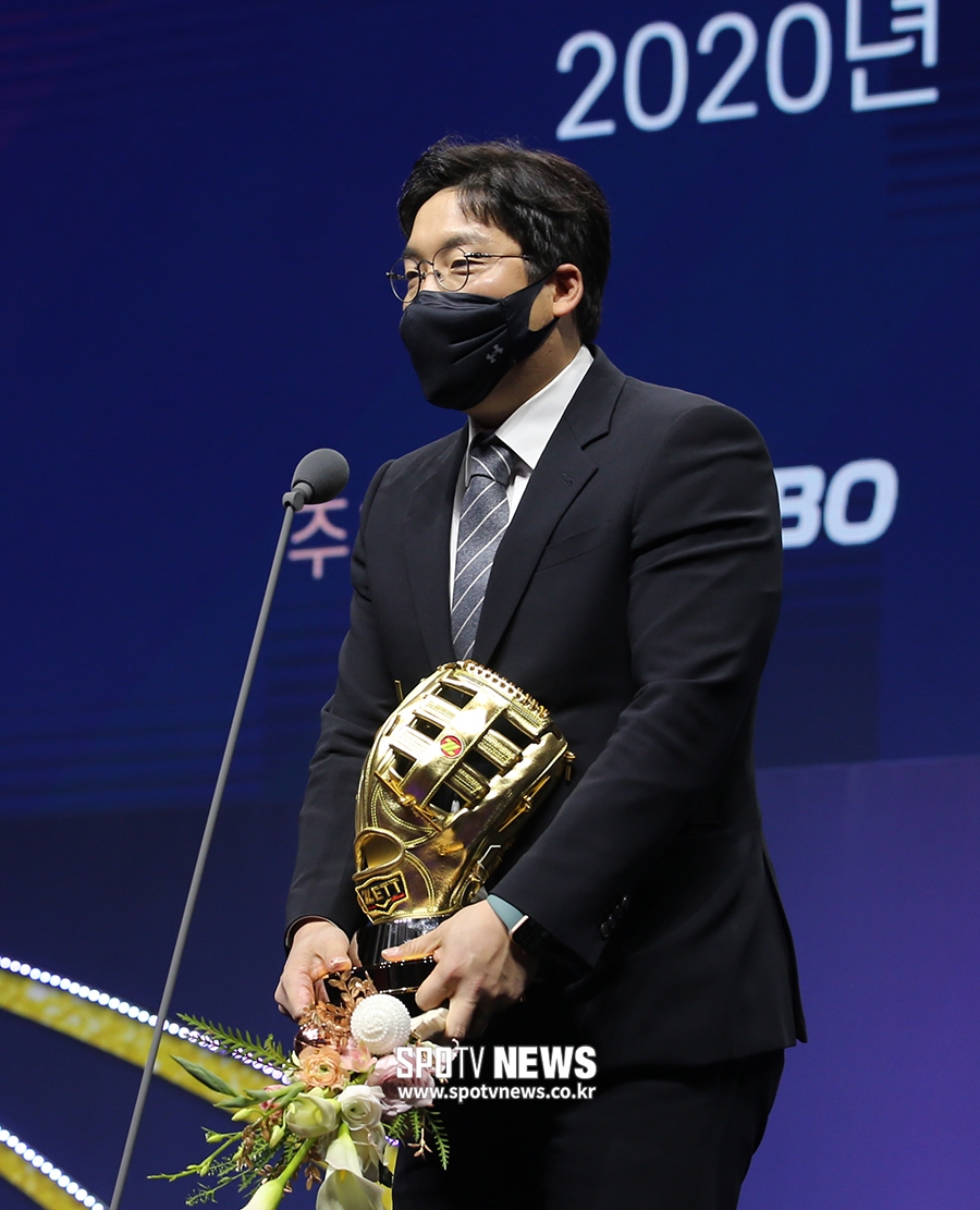[포토S] 골든글러브 수상 소감 말하는 LG 김현수